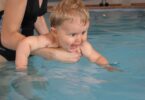 neonati in piscina