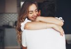 coppia felice che si abbraccia benessere e intimità di coppia