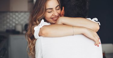 coppia felice che si abbraccia benessere e intimità di coppia