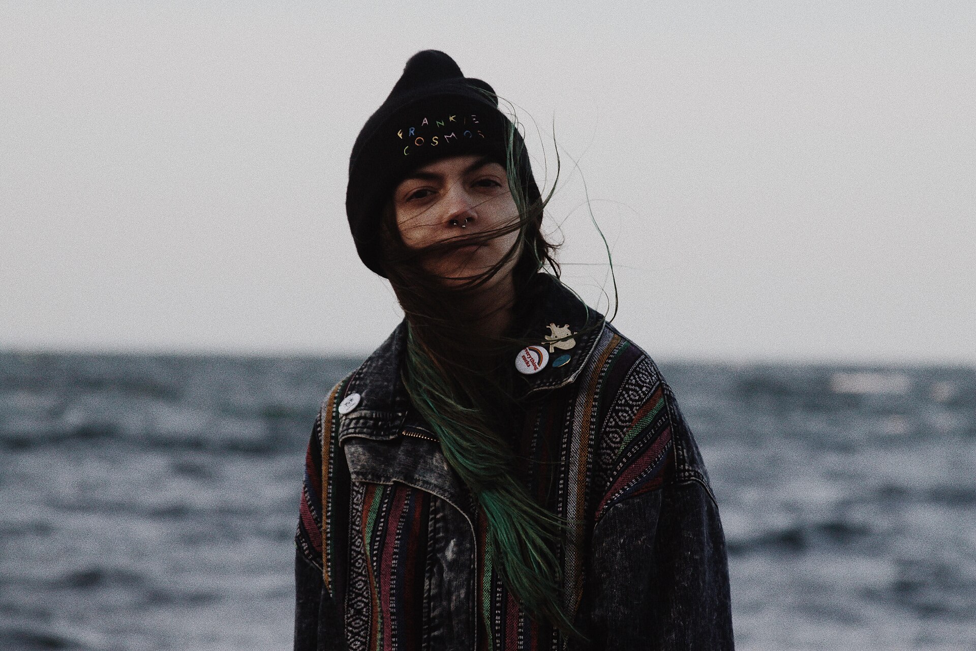Donna con capelli lunghi mossi dal vento
