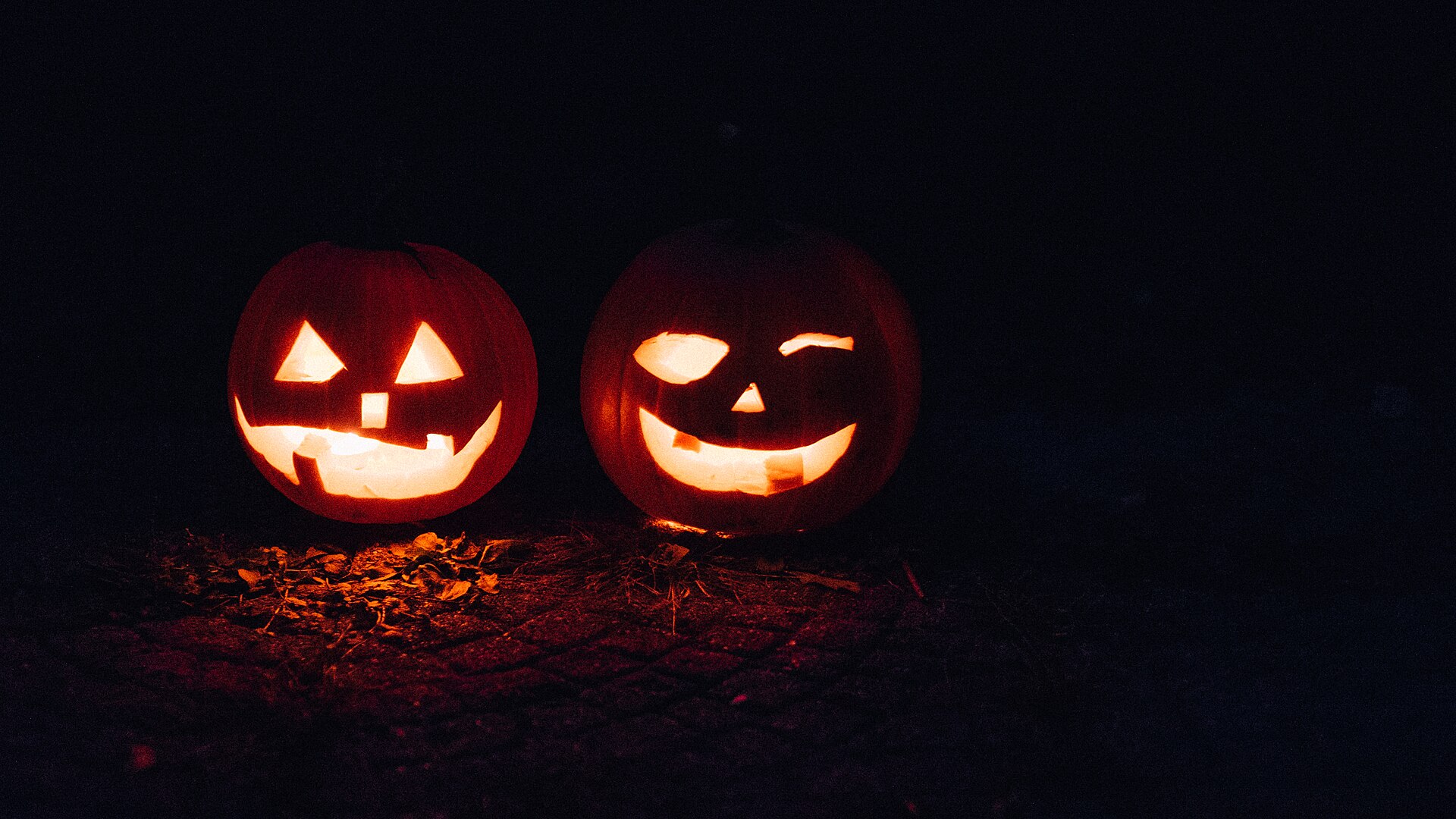 Zucca intagliata a forma di volto per Halloween