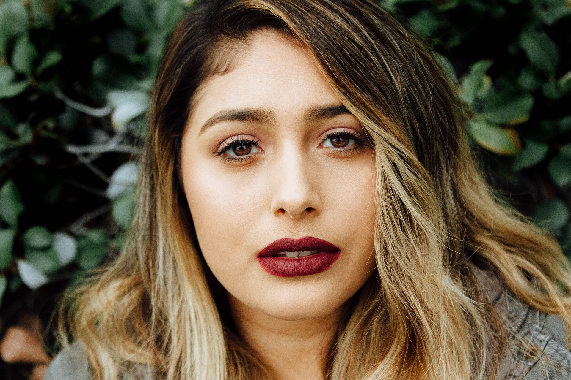 Primo piano di labbra con rossetto intenso